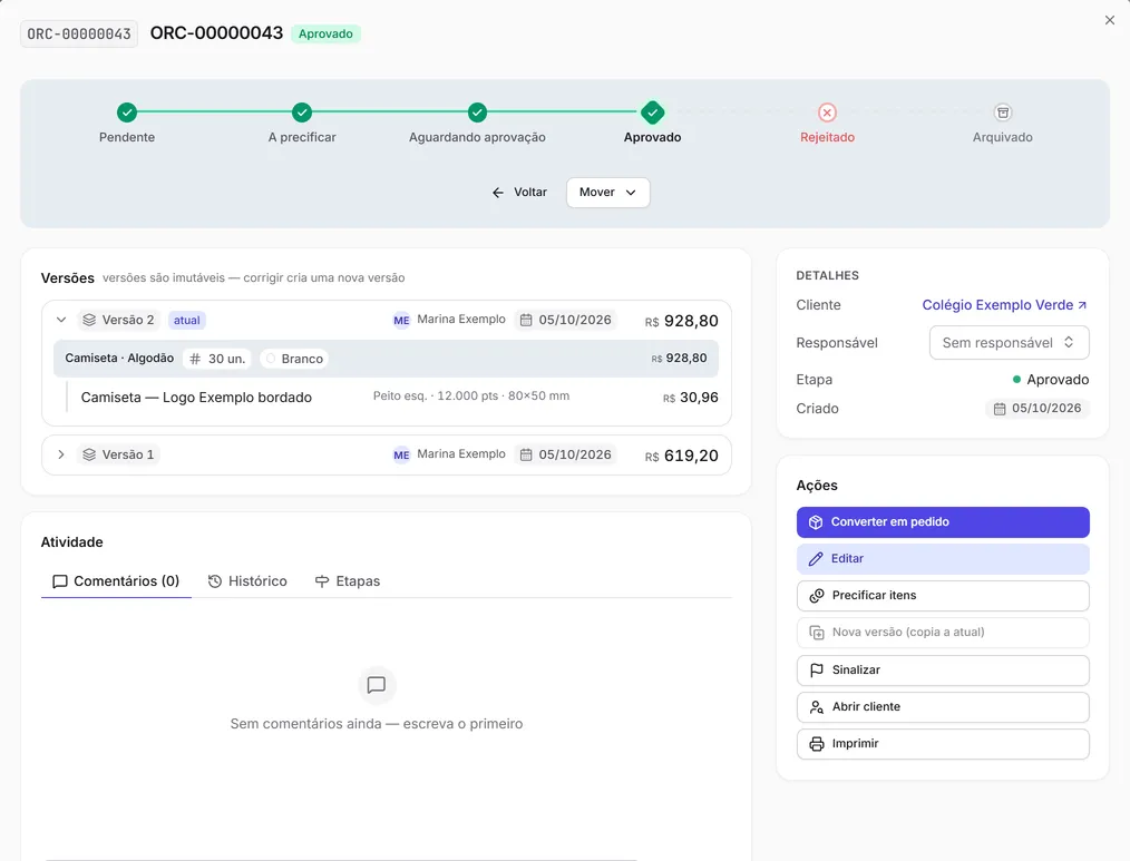 O orçamento na etapa Aprovado, com a linha do tempo das etapas no alto e a versão 2, a atual, aberta no cartão Versões.