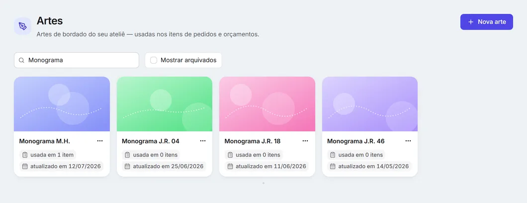 A tela de artes com a busca "Monograma": cada cartão com a imagem, o nome, quantos itens usam a arte e a data da última alteração.