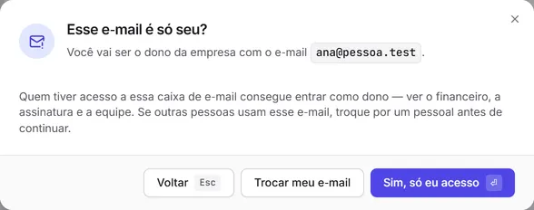 Confirmação "Esse e-mail é só seu?" antes de criar a empresa, com "Voltar", "Trocar meu e-mail" e "Sim, só eu acesso".