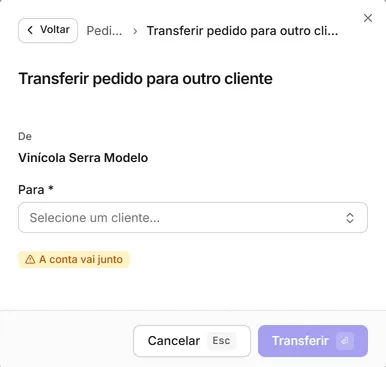 A janela "Transferir pedido para outro cliente", com o cliente atual, a escolha do novo e a marca "A conta vai junto".