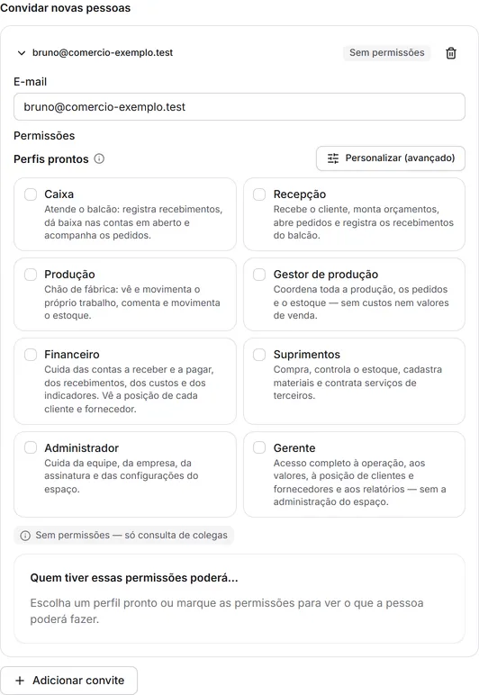 A linha de convite aberta no passo 4 do assistente, "Sua equipe": o e-mail preenchido e as permissões, com os perfis prontos.