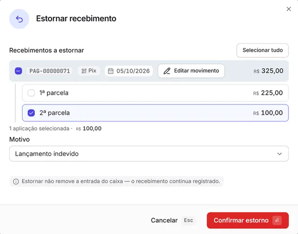 A janela "Estornar recebimento": a parcela escolhida, o motivo e o aviso de que o caixa não muda.