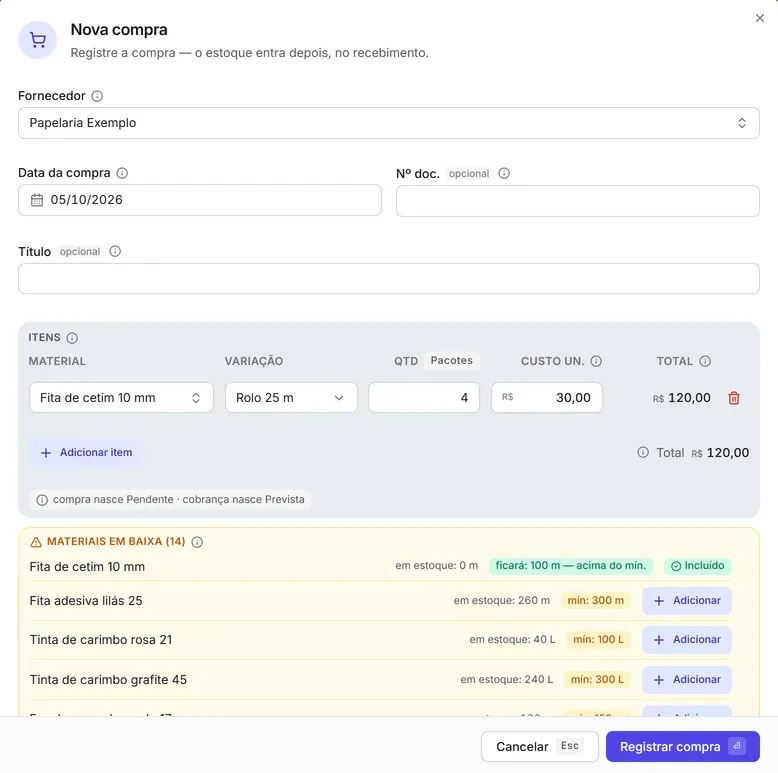 A janela "Nova compra" com o fornecedor e um item: o material, a variação, a quantidade e o custo.