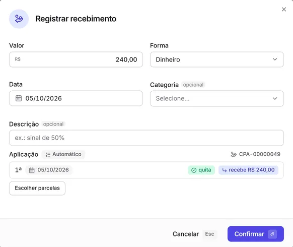 A janela "Registrar recebimento" aberta no acordo, com o valor da 1ª parcela, a forma Dinheiro e a 1ª parcela quitada no automático.